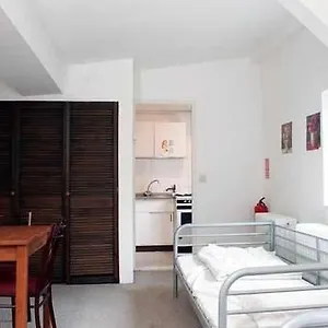Sleep Cheap Hostal
